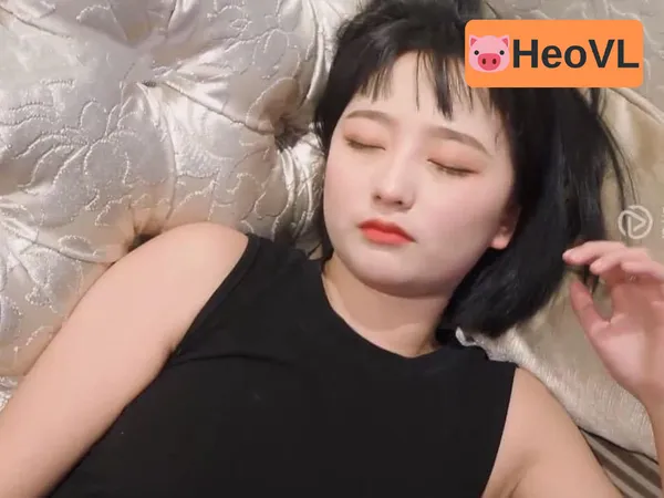 Bà chủ nhỏ dễ thương nhậu say địt không bao với cậu nhân viên