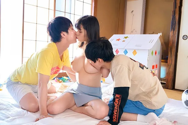 Siêu phẩm khi bố má tái hôn, 2 cậu con trai có thêm 1 cô cô bạn gái ngực khủng